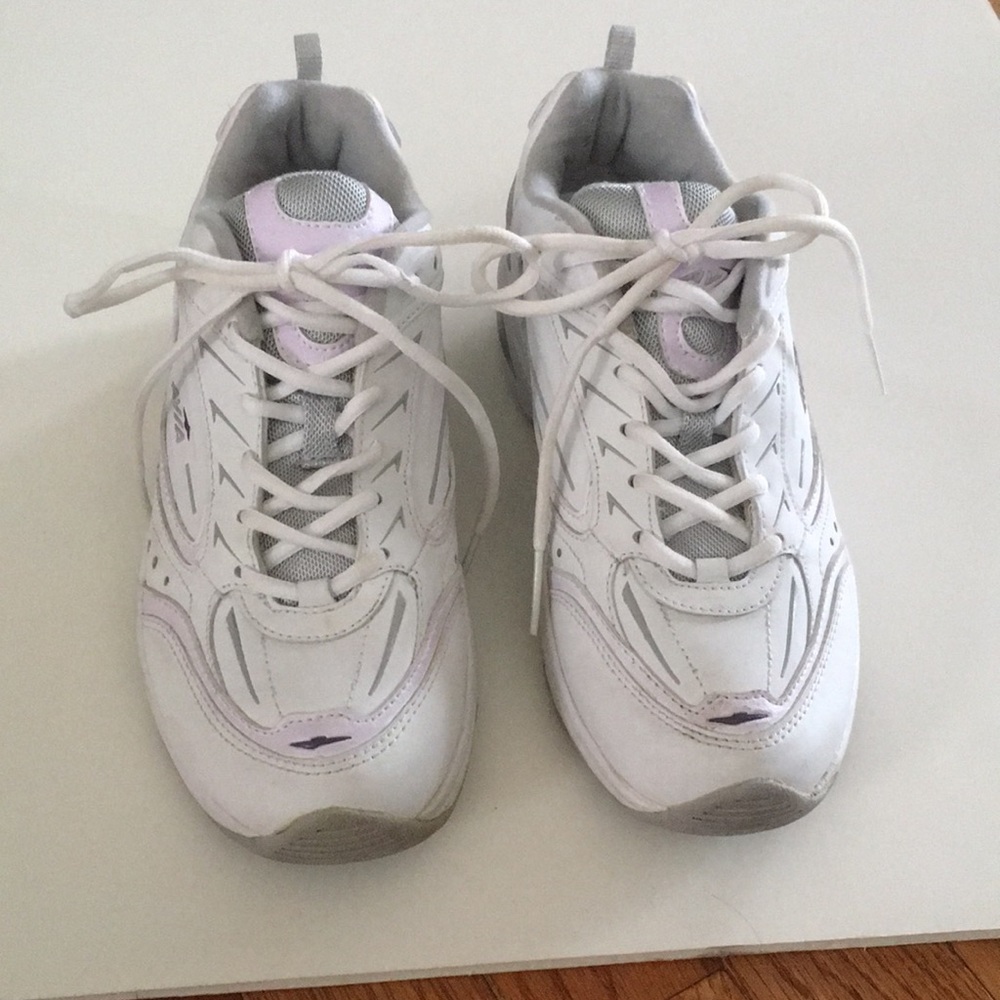 White Leather Avia women’s shoes size 6
